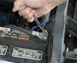 Hướng dẫn thay thế ắc quy ô tô tại nhà