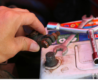 Cách thay ăc quy xe hơi tại nhà nhanh chóng - Ắc quy Duy Phát