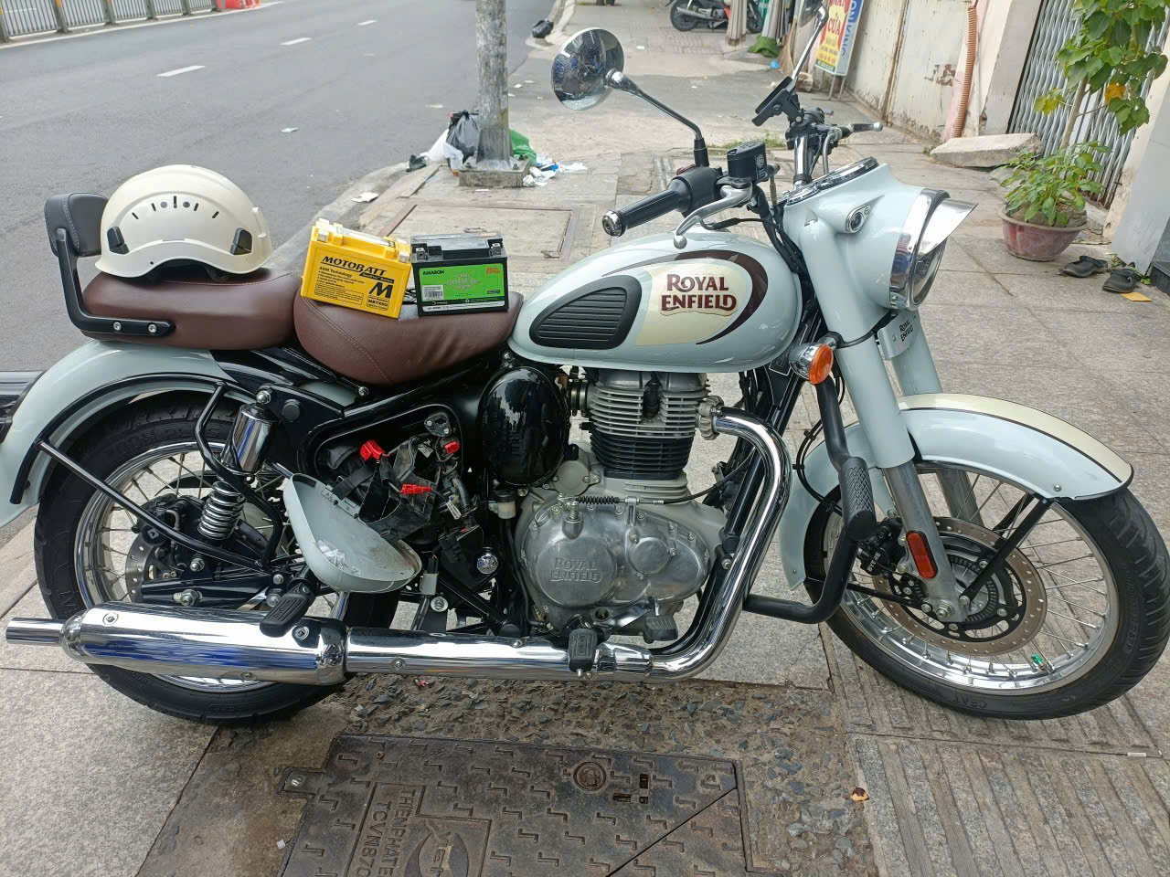Ắc quy Duy Phát chuyên thay bình ắc quy xe Royal Enfield Classic 350 chính hãng, lắp đặt tận nơi Ắc quy Duy Phát chuyên thay bình ắc quy xe Royal Enfield Classic 350 chính hãng, lắp đặt tận nơi
