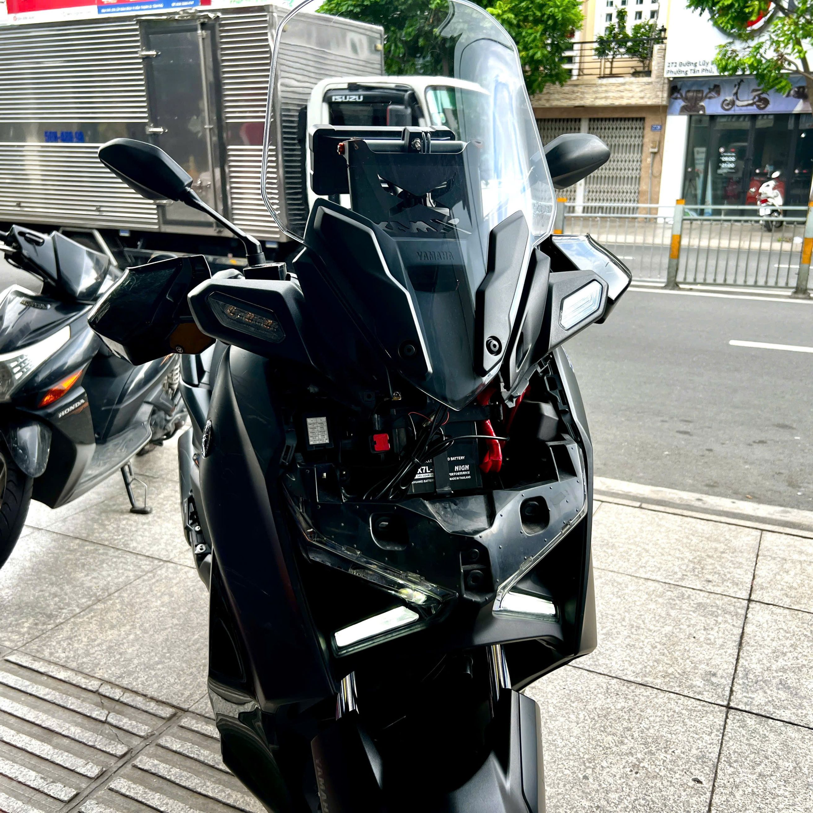 Vị trí lắp bình ắc quy xe Yamaha Xmax 300 ngay ngay trước đầu xe